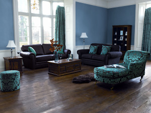 Blue-paint-color-ideas-for-living-room-with-dark-furniture-and-dark-hardwood-floors[1]